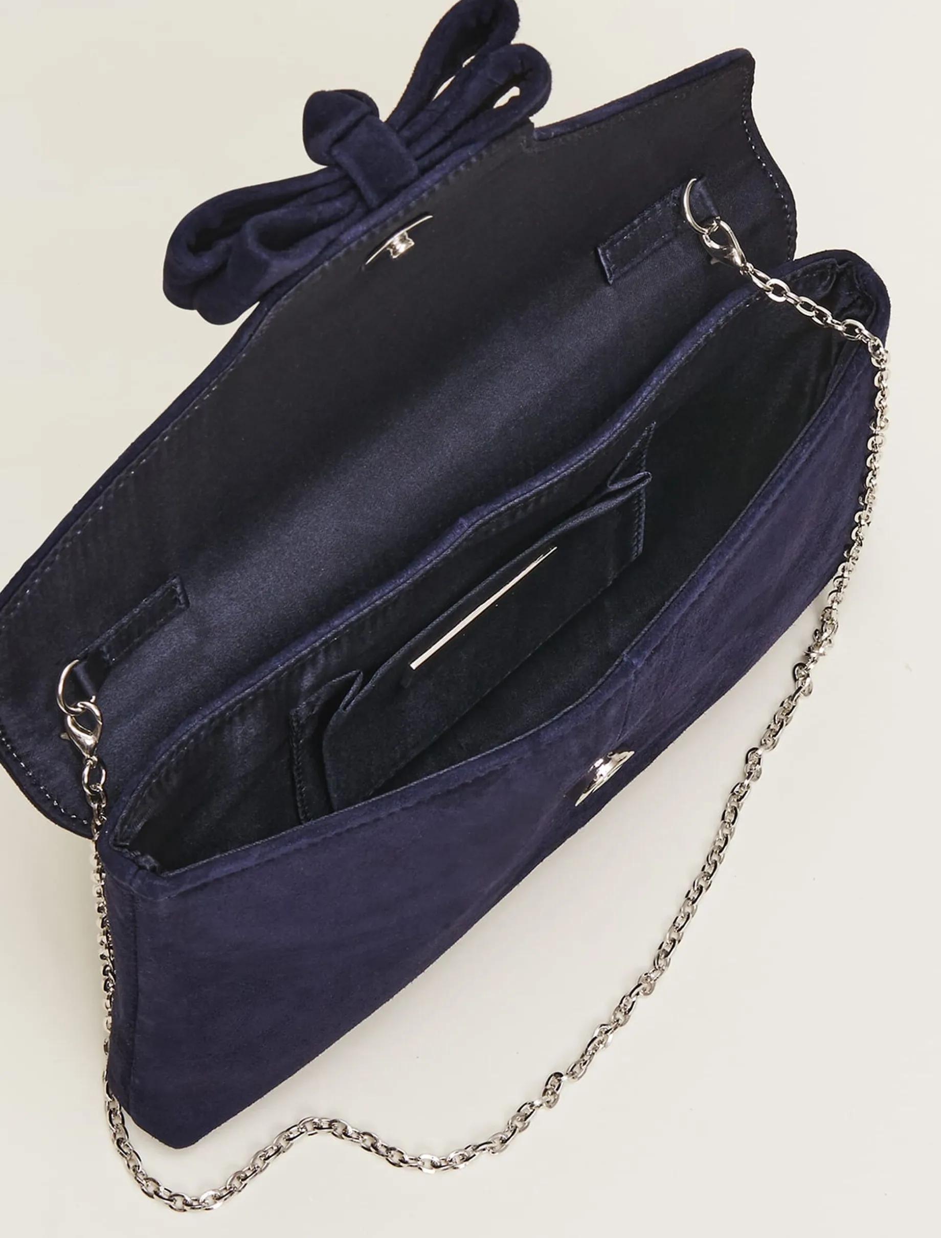 Structured Bow Clutch
