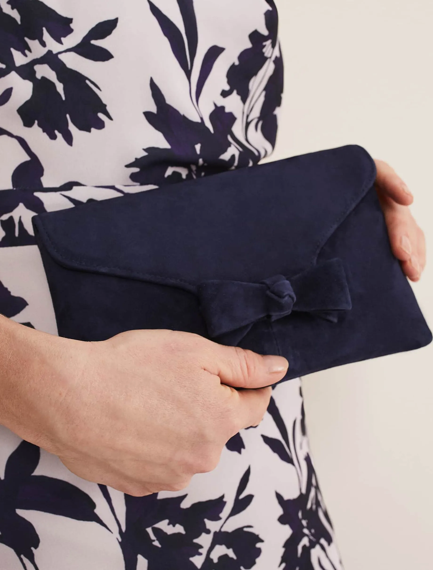 Structured Bow Clutch